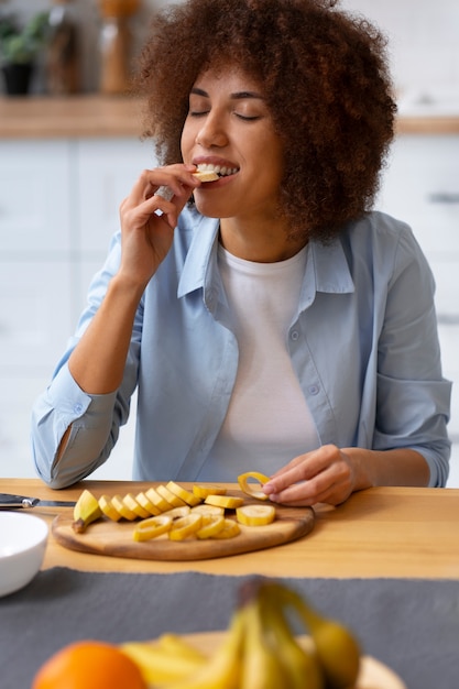 Foto gratuita vista frontal mujer comiendo plátano