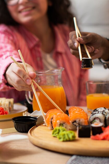 Vista frontal mujer comiendo sushi