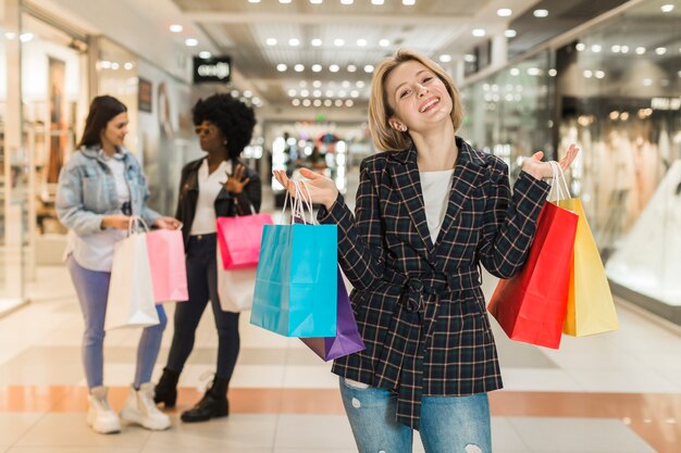 Vista frontal mujer de compras con amigos