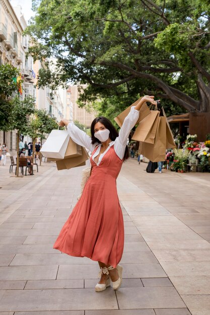 Foto gratuita vista frontal de la mujer con el concepto de bolsas de la compra.