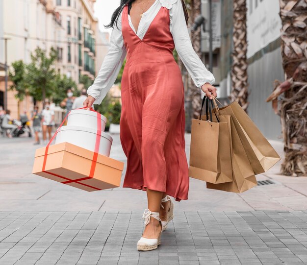 Vista frontal de la mujer con el concepto de bolsas de la compra.