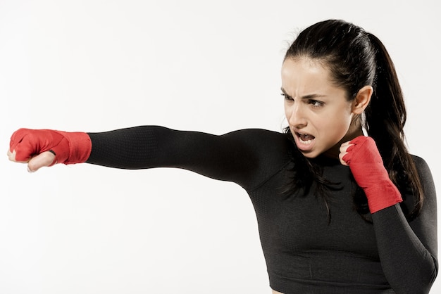 Vista frontal de la mujer con el concepto deportivo