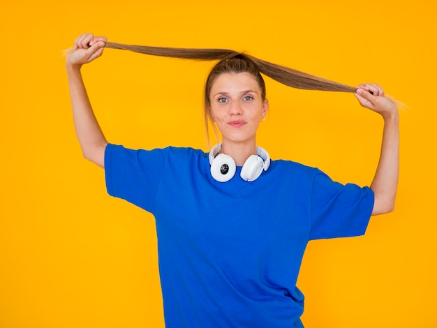 Vista frontal de la mujer con el concepto de música