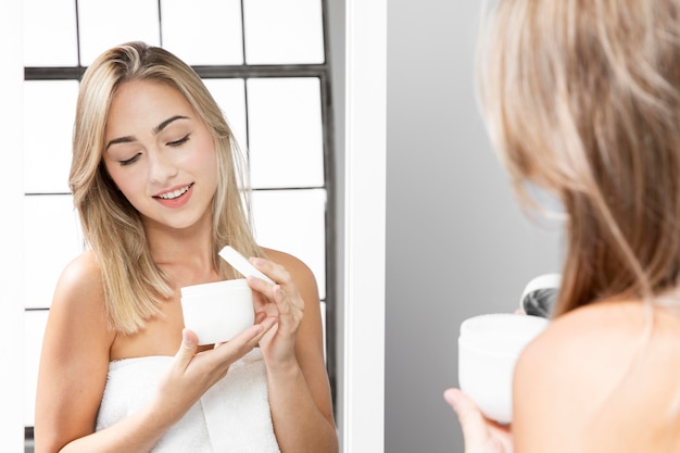 Foto gratuita vista frontal de la mujer con el concepto de producto de belleza