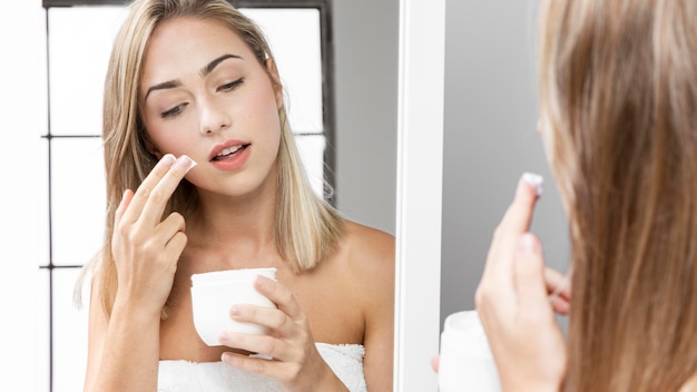 Foto gratuita vista frontal de la mujer con el concepto de producto de belleza