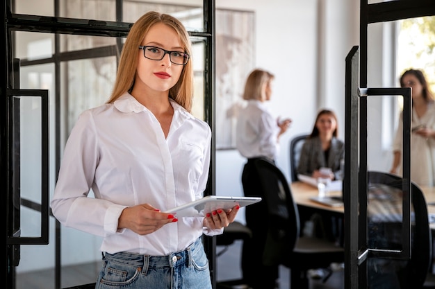 Vista frontal mujer corporativa con tableta