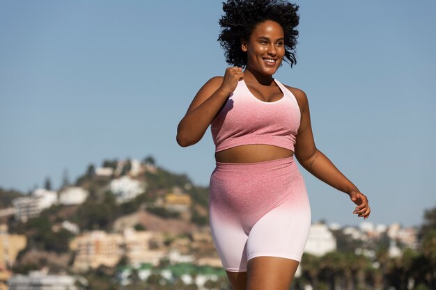 Vista frontal mujer corriendo al aire libre