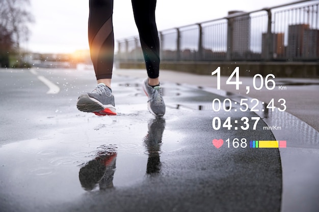 Vista frontal mujer corriendo al aire libre