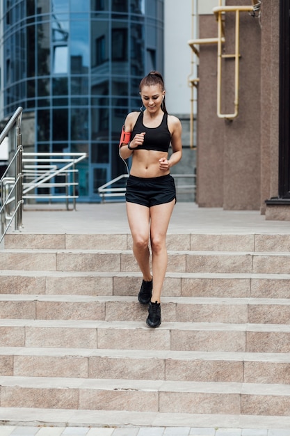 Foto gratuita vista frontal de la mujer corriendo en las escaleras