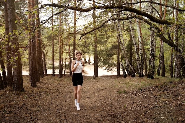 Vista frontal mujer corriendo en la naturaleza