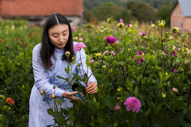 Foto gratuita vista frontal mujer cuidando plantas