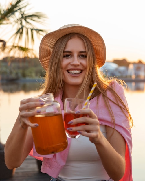 Foto gratuita vista frontal mujer con deliciosa kombucha al aire libre