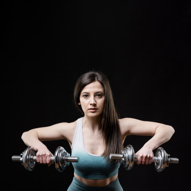 Foto gratuita vista frontal de mujer deportiva con espacio de copia