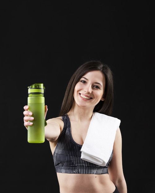 Foto gratuita vista frontal de mujer deportiva con espacio de copia