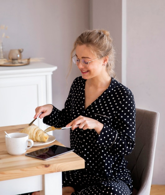 Foto gratuita vista frontal de la mujer desayunando