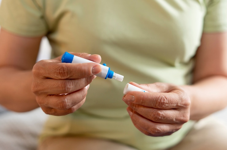 Foto gratuito vista frontal mujer diabética comprobando su nivel de glucosa
