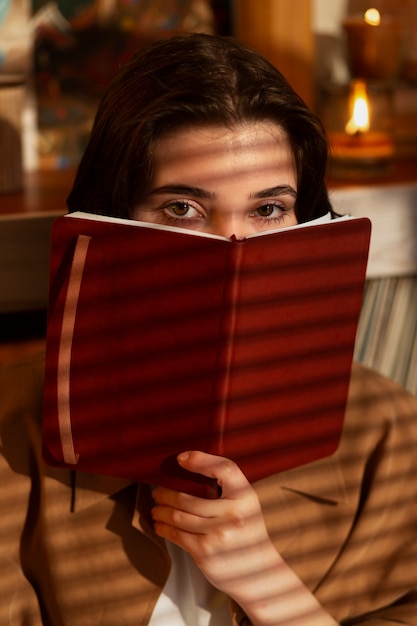 Mujeres disfrutan más de la lectura que los hombres. Foto Freepik