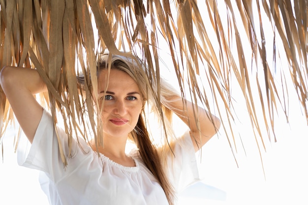 Foto gratuita vista frontal de la mujer disfrutando de su tiempo en la playa