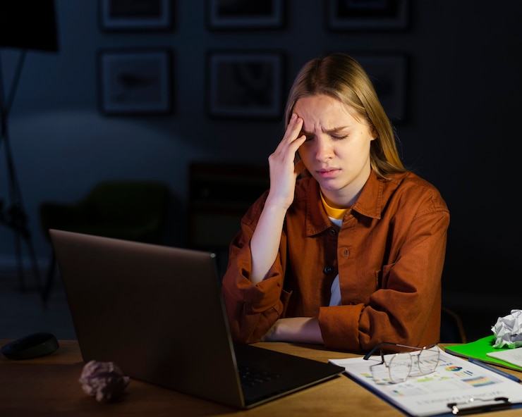 Foto gratuito vista frontal de la mujer con dolor de cabeza