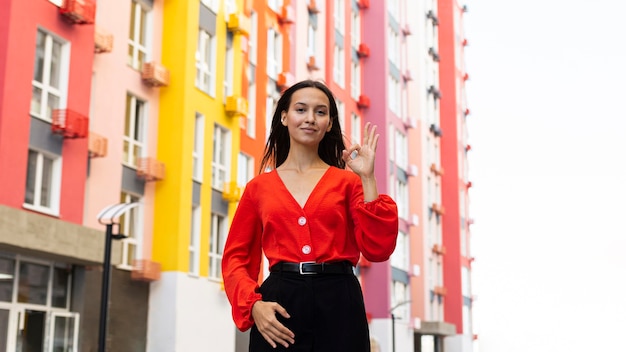 Foto gratuita vista frontal de la mujer elegante con lenguaje de señas