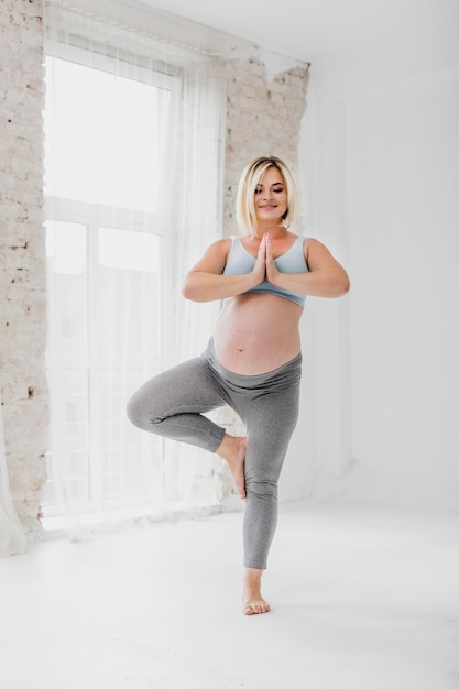 Foto gratuita vista frontal de la mujer embarazada que tiene un estilo de vida saludable