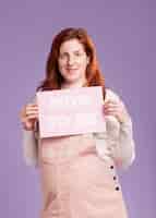 Foto gratuita vista frontal mujer embarazada sosteniendo papel con mamá para ser mensaje