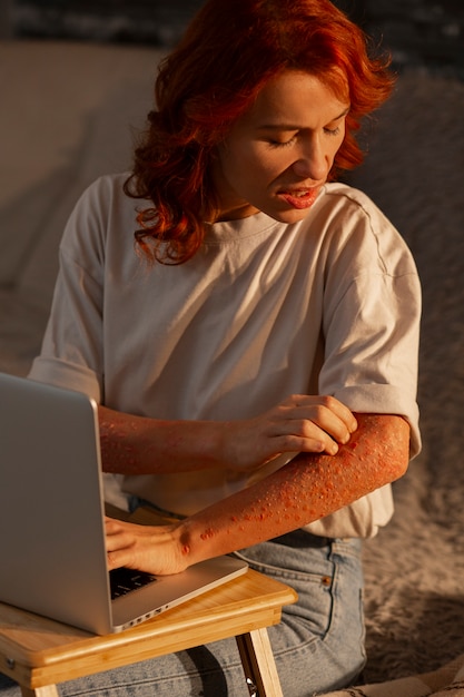 Vista frontal de una mujer con una enfermedad de la piel