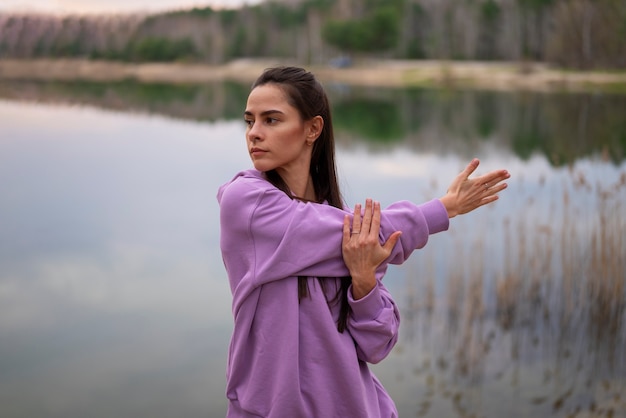 Foto gratuita vista frontal mujer entrenando al aire libre