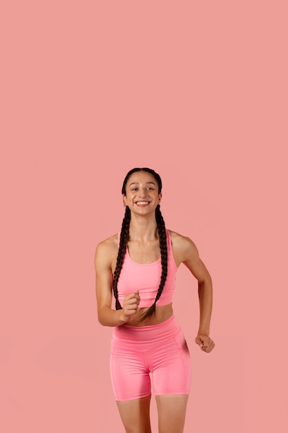 Foto gratuita vista frontal de una mujer entrenando con un atuendo rosa