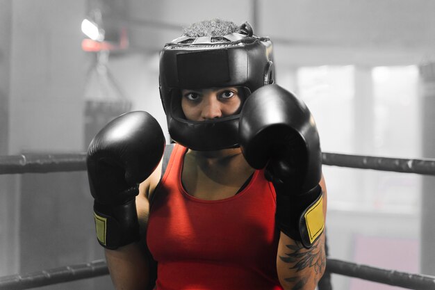 Vista frontal mujer entrenando para una competencia de boxeo