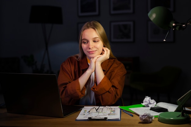 Foto gratuita vista frontal de la mujer en el escritorio