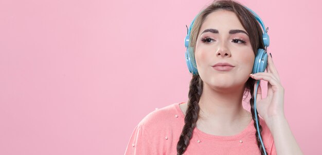 Vista frontal de la mujer escuchando música con espacio de copia