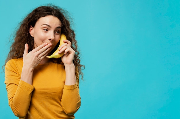 Foto gratuita vista frontal de la mujer con espacio de copia