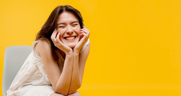 Vista frontal de la mujer con espacio de copia