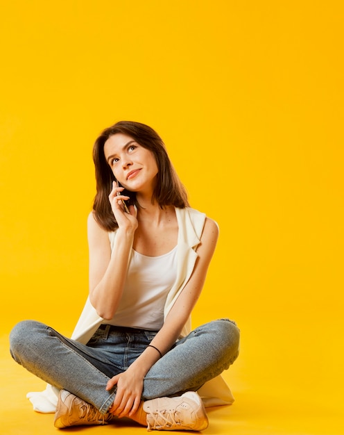 Vista frontal de la mujer con espacio de copia