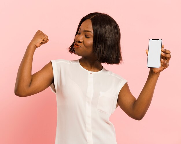 Vista frontal mujer en estudio con smartphone