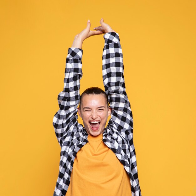 Foto gratuita vista frontal de la mujer feliz con camisa a cuadros