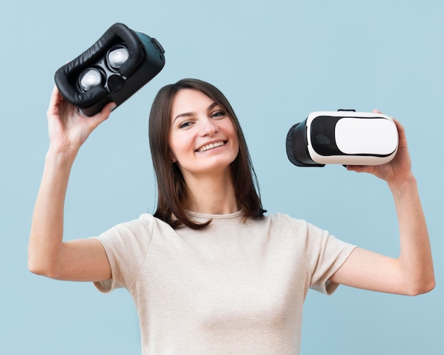 Vista frontal de la mujer feliz con casco de realidad virtual