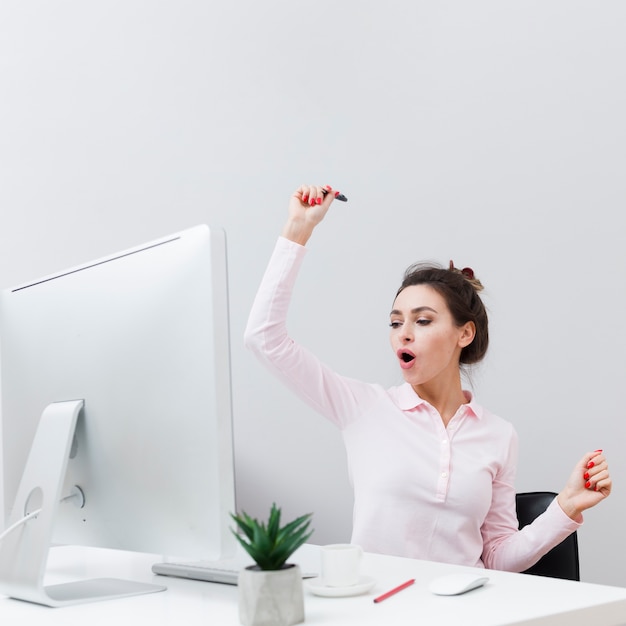 Vista frontal de una mujer feliz descubriendo buenas noticias mientras trabajaba en la computadora