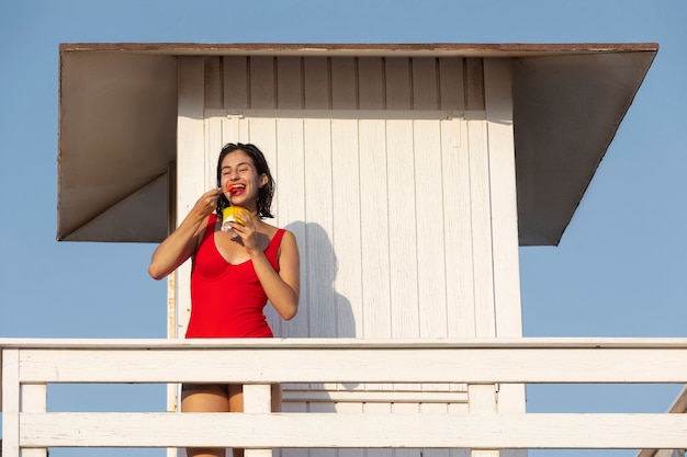 Vista frontal mujer feliz con helado