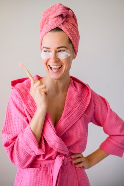 Vista frontal de una mujer feliz con parches en los ojos