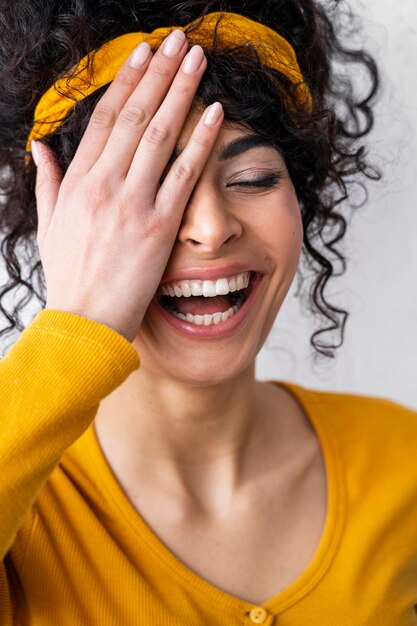 Vista frontal, de, mujer feliz, reír