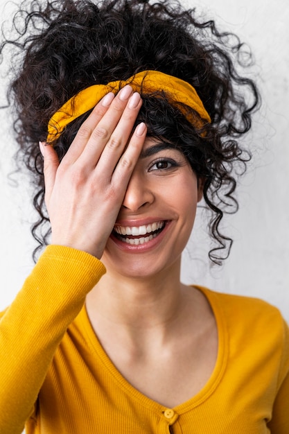 Foto gratuita vista frontal, de, mujer feliz, reír