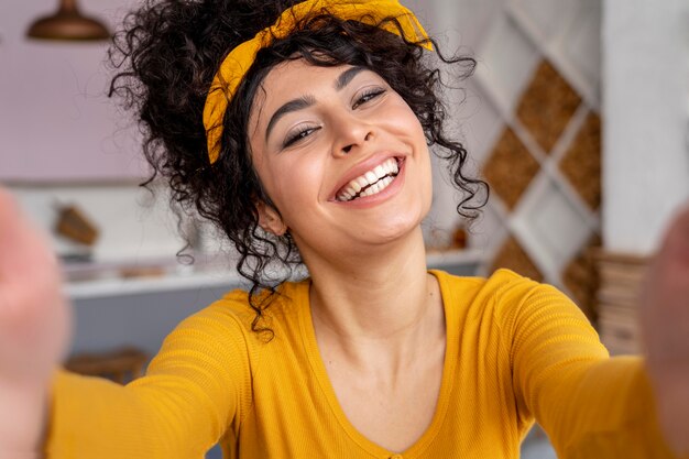 Vista frontal de la mujer feliz tomando un selfie