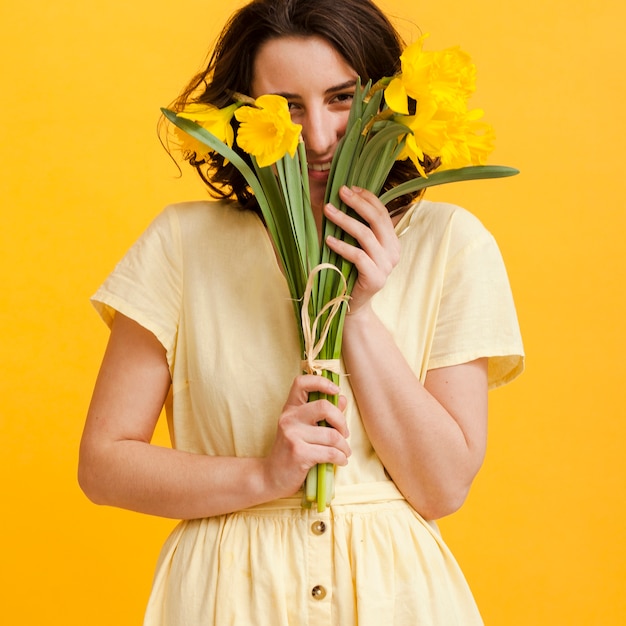 Vista frontal mujer con flores