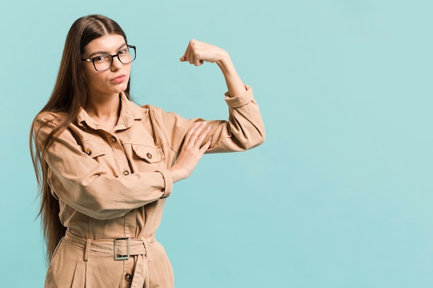 Foto gratuita vista frontal mujer fuerte en estudio