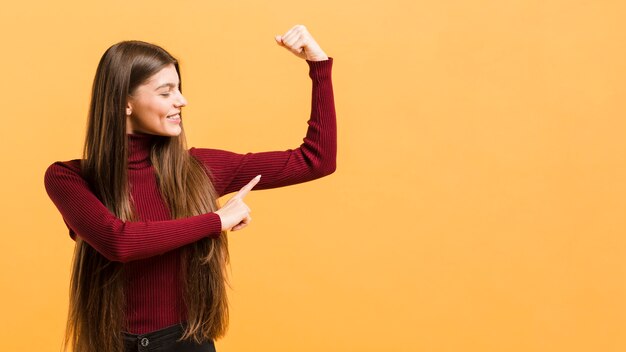 Vista frontal mujer fuerte en estudio