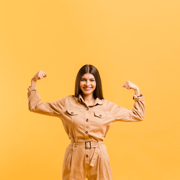 Foto gratuita vista frontal mujer fuerte en estudio