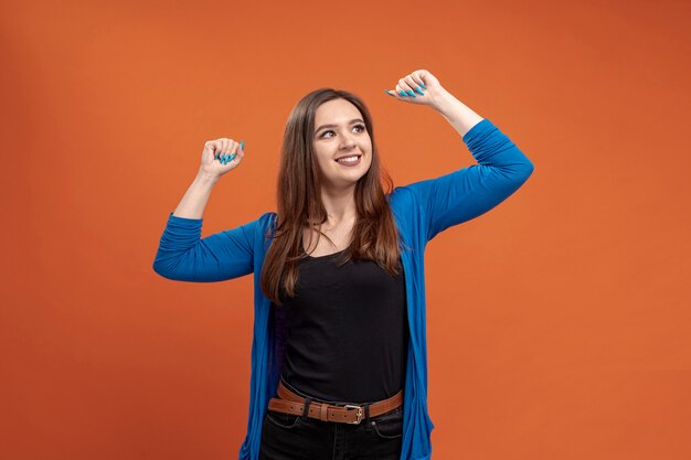 Vista frontal de una mujer fuerte sonriendo