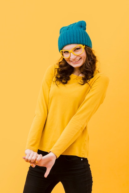 Foto gratuita vista frontal de mujer con gafas amarillas